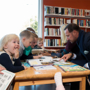 På biblioteket i Fyret flerbrukshus møtte Kronprinsen og Kronprinsessen åtte barn barn fra Jøa barnehage. Foto: Berit Roald / NTB scanpix